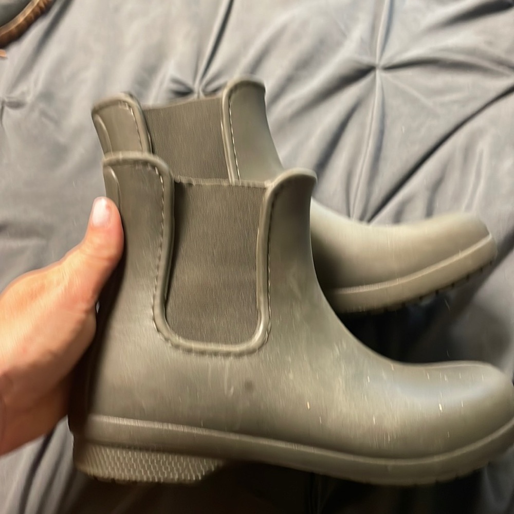 Short rain crocs